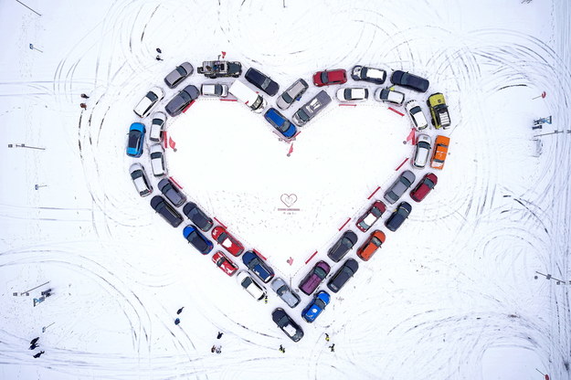 Serce utworzone z zaparkowanych samochodów w ramach akcji „Ściskawa” / 	Adam Warżawa    /PAP