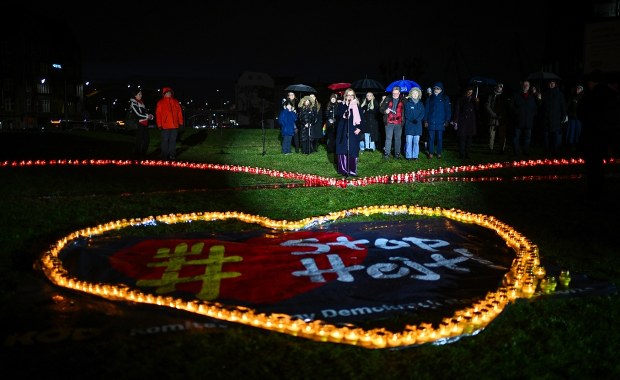 ​Serce ze świec dla Pawła Adamowicza. Mija 6 lat od śmierci prezydenta Gdańska