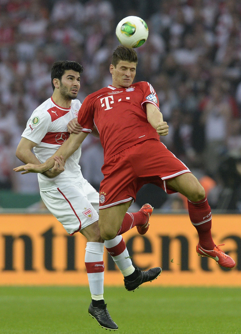 Serdar Tasci (z lewej) tu jeszcze w barwach Stuttgartu /AFP