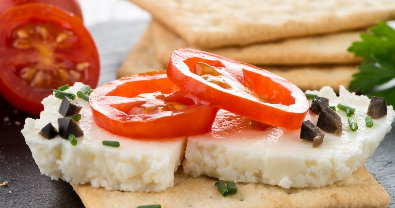 Serek typu fromage zalicza się do białych serów, które znajdują szerokie zastosowanie kulinarne. /homy_design /Canva Pro