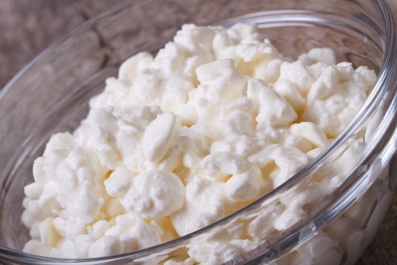 Serek wiejski to połączenie jogurtu i twarogu. Jest bardzo bogaty w białko, a jednocześnie lekkostrawny /123RF/PICSEL