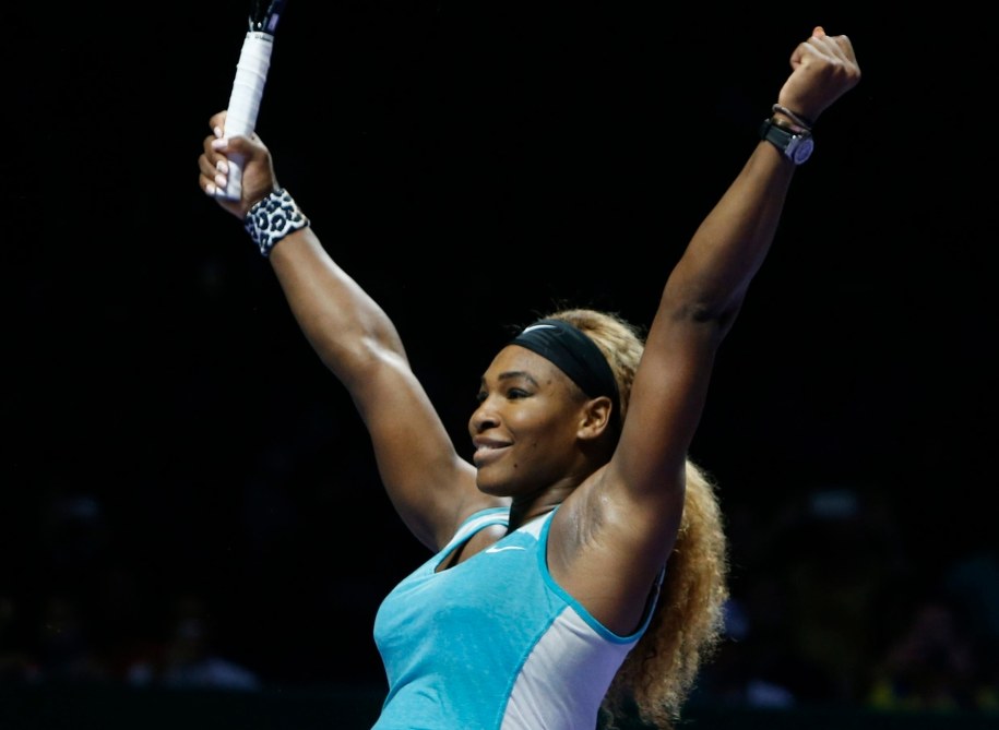 Serena Williams - numer 1 zarówno w rankingu najlepszych, jak i najlepiej zarabiających tenisistek 2014 roku. Na zdjęciu - po zwycięstwie nad Simoną Halep w finale WTA Finals /WALLACE WOON /PAP/EPA