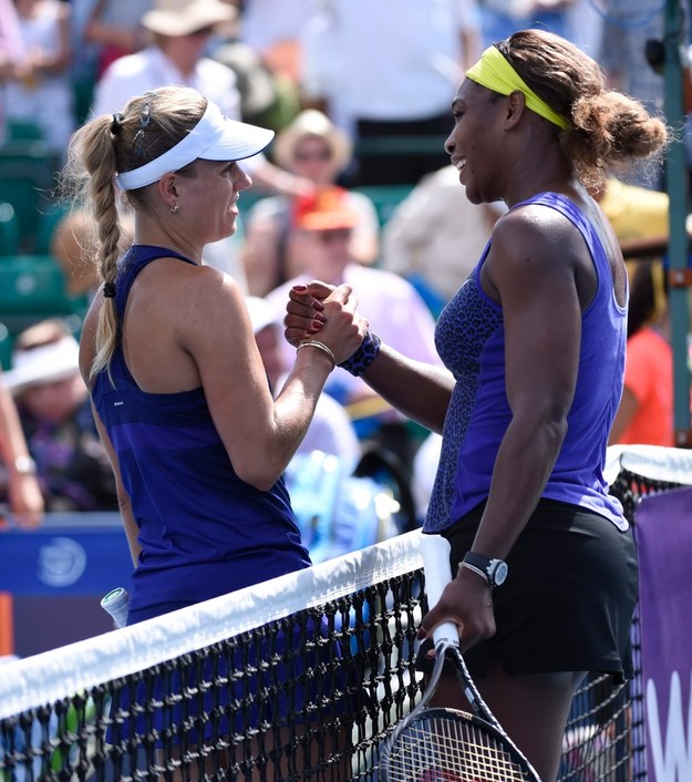 Serena Williams (po prawej) i Angelique Kerber po meczu /JOHN G. MABANGLO /PAP/EPA