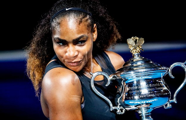 Serena Williams z trofeum dla zwyciężczyni Australian Open (28 stycznia 2017). Być może sięgnęła po nie, będąc już w ciąży /MADE NAGI    /PAP/EPA