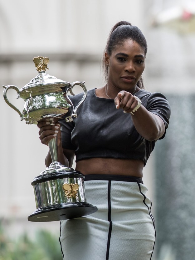 Serena Williams z trofeum po zwycięstwie w Australian Open /FILIP SINGER /PAP/EPA