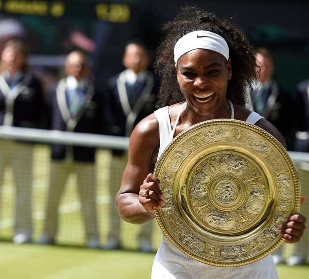 Serena Williams z trofeum po zwycięstwie w finale Wimbledonu nad Garbine Muguruzą /FACUNDO ARRIZABALAGA /PAP/EPA