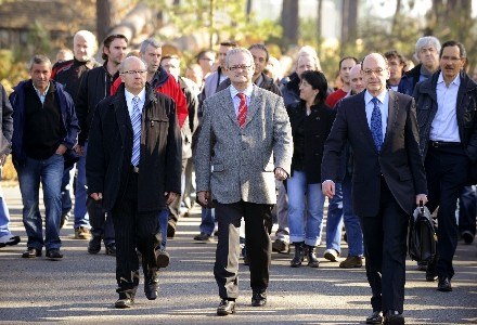 Serge Foucher opuszcza miasteczko Pontonx-sur-l'Adour w "eskorcie" pracowników fabryki /AFP