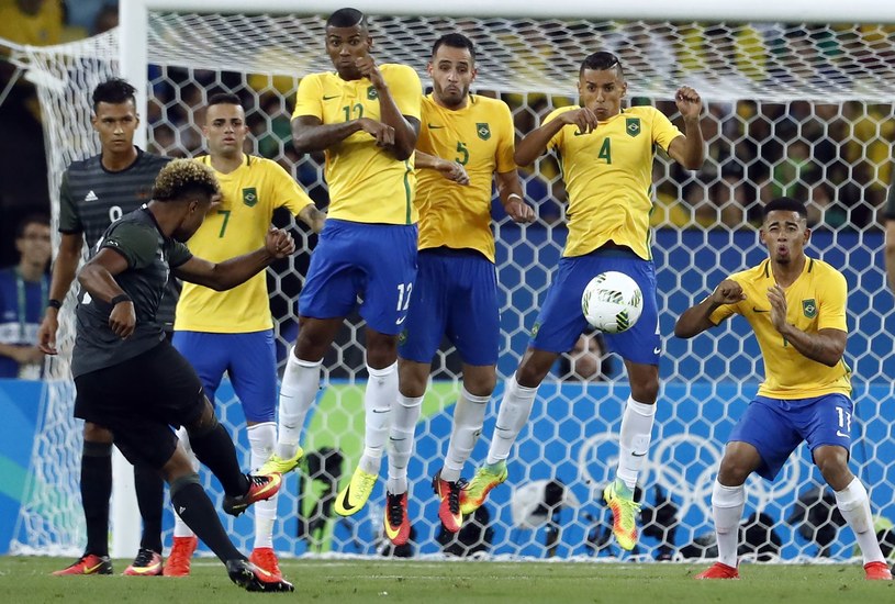 Serge Gnabry wykonuje rzut wolny podczas meczu Niemcy - Brazylia w finale IO 2016 /AFP