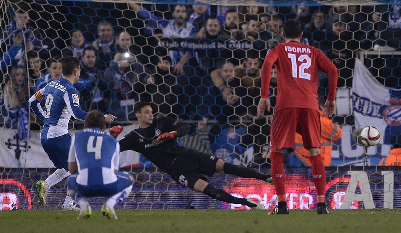 Sergio Garcia strzela gola z karnego dla Espanyolu w meczu z Sevillą /AFP
