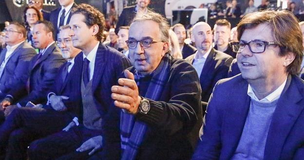 Sergio Marchionne, prezes koncernu Fiat Chrysler (drugi z prawej) /EPA