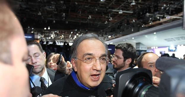 Sergio Marchionne, szef Fiata i Chryslera na salonie w Detroit był rozchwytywany /AFP