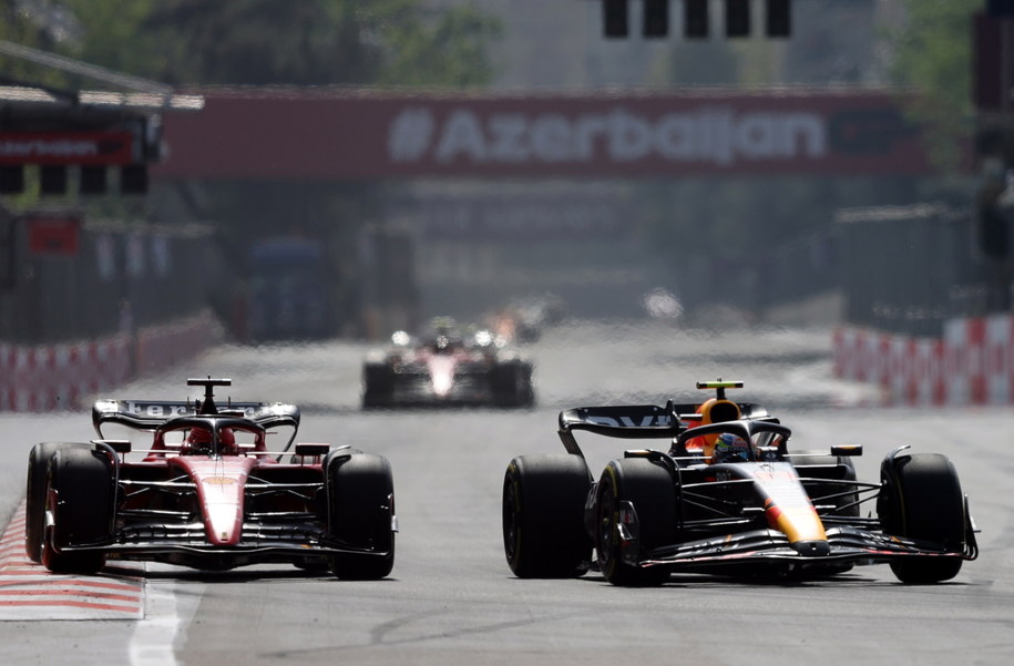 Sergio Perez (z prawej) i Charles Leclerc /	ALI HAIDER /PAP/EPA