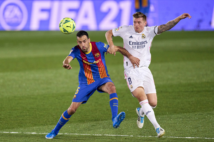 Serhio Busquets (Barcelona, ​​izquierda) y Toni Kroos del Real Madrid / Getty Images