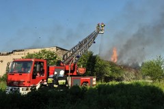 Seria eksplozji w płonącej rozlewni rozpuszczalników