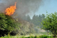 Seria eksplozji w płonącej rozlewni rozpuszczalników