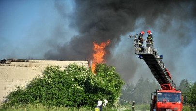 Seria eksplozji w płonącej rozlewni rozpuszczalników