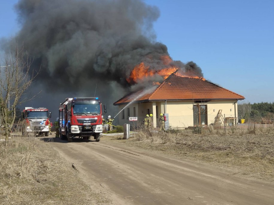 Seria groźnych pożarów w Wielkopolsce. Płonęły m.in. dom, hala i urząd /KW PSP POZNAŃ /