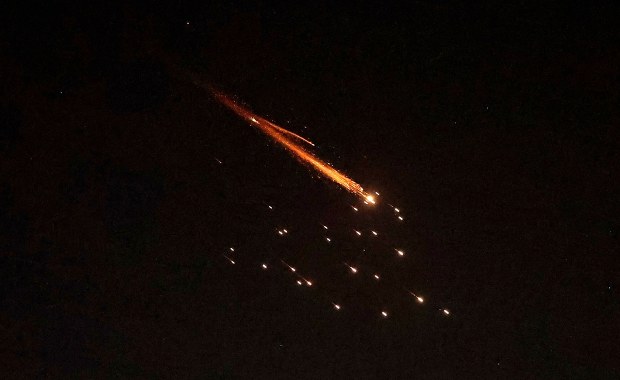 Seria nocnych ataków Iranu na ZEA, są ranni