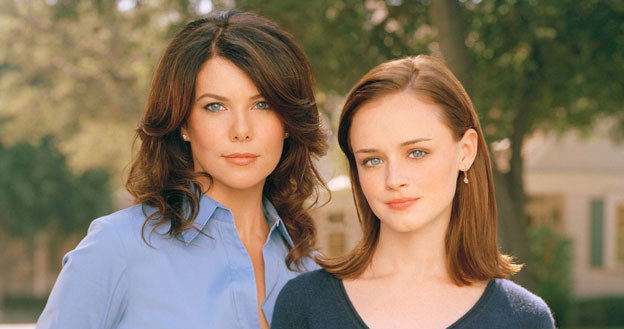 Serial emitowany był od 2000 roku i liczył 7 sezonów. Opowiadał o losach Lorelai i jej córki Rory. W role główne wcieliły się Lauren Graham i Alexis Bledel /materiały prasowe