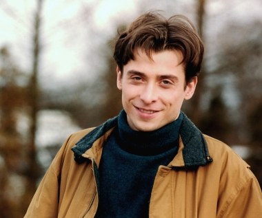 Serial emitowany jest na antenie TVP2, a także w TVP Polonia (z napisami w języku angielskim) oraz TVP Seriale. We wtorek, 3 listopada, wyemitowany zostanie 1771. odcinek serialu. Każdy odcinek serialu gromadzi prze telewizorami kilkumilionową widownię.

Na zdjęciu - Kacper Kuszewski.

 