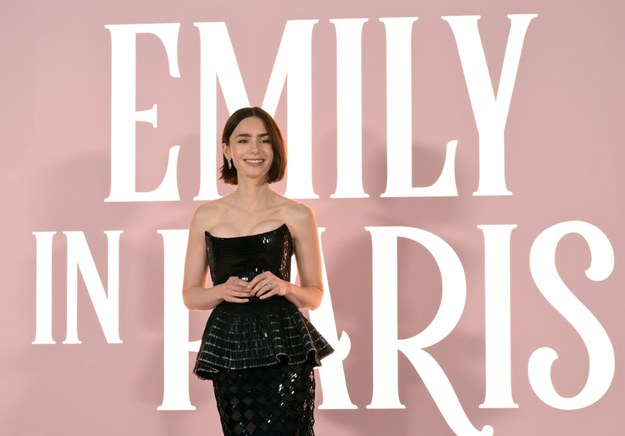 Serialowy hit Netfliksa od chwili premiery przyciąga przed ekrany tłumy widzów. Na zdjęciu: Lily Collins /Shutterstock