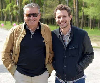 Serialowy, kinowy i teatralny aktor Mateusz Banasiuk obchodzi 30. urodziny. Z tej okazji przypominamy jego najciekawsze role.

Po raz pierwszy szerokiej publiczności przedstawił się rolą Filipa Waśko w serialu "Przystań" - rozgrywającej się w malowniczej scenerii mazurskich jezior opowieści o grupie młodych ludzi odbywających szkolenie w bazie ratownictwa wodnego.

Mateusz Banasiuk jest synem aktora Stanisława Banasiuka.

- Mieszkam w małej dzielnicy Warszawy, w Wesołej, z którą jestem bardzo związany od dziecka. To jest taka społeczność, w której wszyscy się znają. Mój ojciec był dyżurnym wesołowskim aktorem; jak były jakieś uroczystości, to on zawsze przemawiał. Ale głównie grywał w teatrach: Komedia, Narodowy... Bardzo lubiłem ten czas, to były świetne rzeczy, widziałem je po kilkadziesiąt razy, moja szkoła jeździła autokarami, żeby oglądać te spektakle. Było więc dla mnie całkowicie naturalne to, że siedziałem za kulisami, że biegałem po teatrze, że znałem technicznych, którzy mówili: "Ooo, ale urosłeś!". Jak sam wchodziłem w ten zawód, to już nie miałem tak silnej ekscytacji środowiskiem, przebiegło to w naturalny sposób. Często słyszałem na początku: "O,ty jesteś synem Staszka", ale potem zaczęli traktować mnie już jako pełnoprawnego aktora- Banasiuk wspominał w rozmowie z Interią.
 