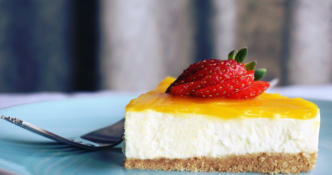 Sernik bez laktozy, który spokojnie zjesz po obiedzie i nadal czujesz się lekko /Suzy Hazelwood /pexels.com