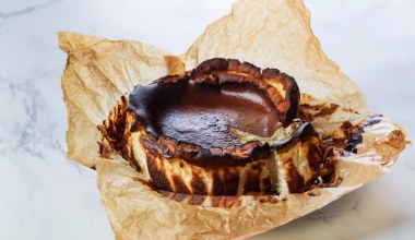 Sernik ciągle się przypala? To nie wina przepisu czy temperatury. Możesz się zdziwić  