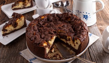 Sernik królewski na sylwestra. Aksamitna masa serowa i kakaowe kruche ciasto