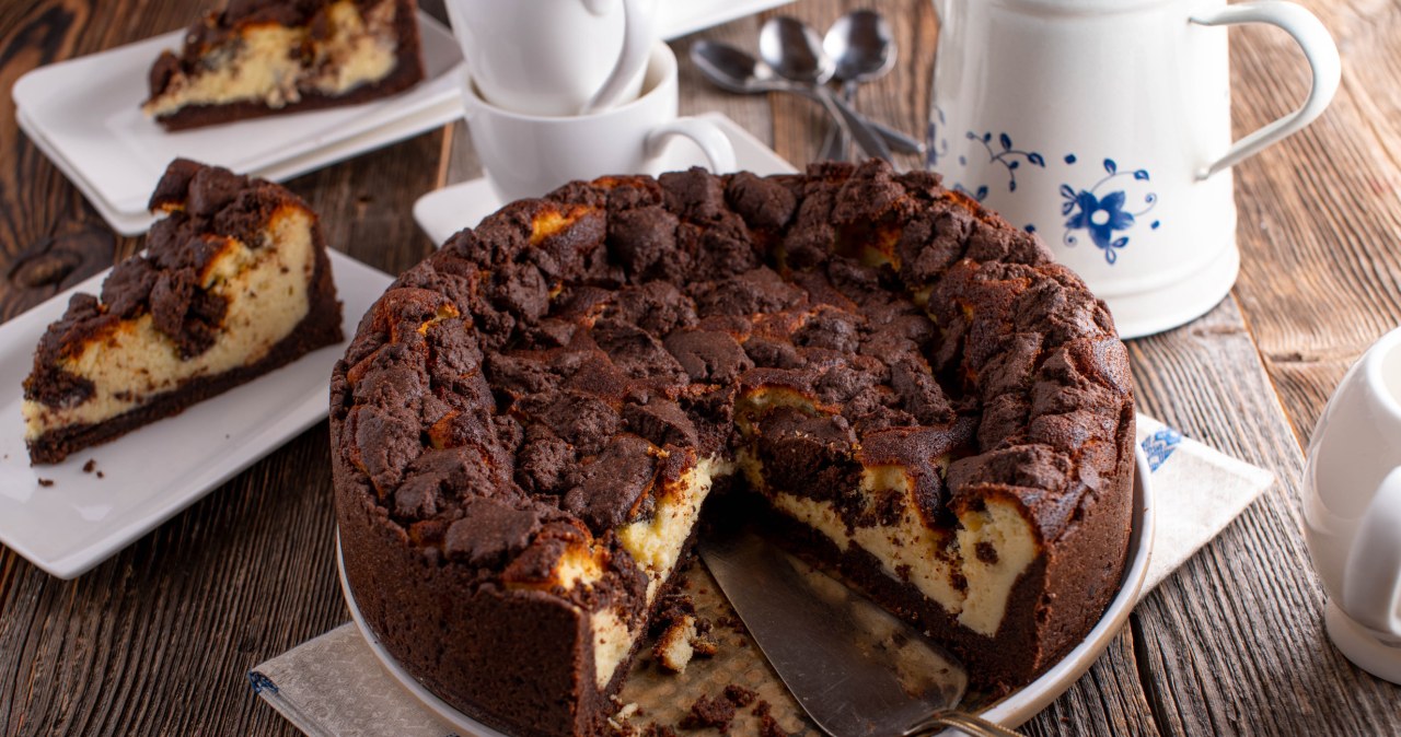 Sernik na ciemnym spodzie to pyszne połączenie kakaowego ciasta z masą serową /angelikaheine /123RF/PICSEL