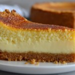 Sernik na cynamonowym spodzie. Wychodzi bardzo śmietankowy