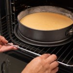 serniki Sernik nie opada i nie pęka. Kluczem do idealnego ciasta jest temperatura pieczenia