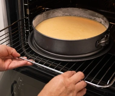 Sernik nie opada i nie pęka. Kluczem do idealnego ciasta jest temperatura pieczenia