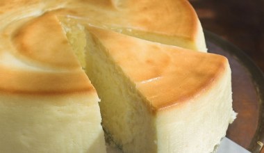 Sernik piecz w dokładnie takiej temperaturze. Będzie wysoki i nie popęka