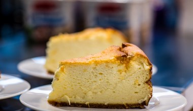 Sernik rozpada się podczas krojenia? Wystarczy 1 zmiana, by zapomnieć o problemie