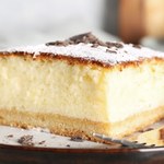 Sernik tak równy, że nawet teściowa zacmoka z uznaniem. Jego konsystencja także zachwyca