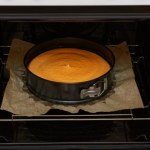 Sernik wysoki i gładziutki. Kluczem do idealnego ciasta jest temperatura pieczenia