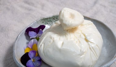 Serowa sakiewka z kremową niespodzianką w środku, lepsza od mozzarelli. W Biedronce i Lidlu najszybciej znika z półek