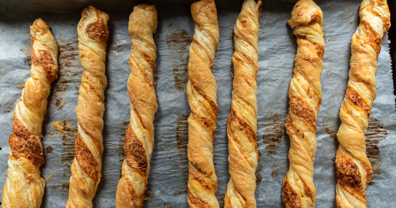 Serowe paluchy to szybka i prosta przekąska z ciasta francuskiego /patrickato23 /123RF/PICSEL