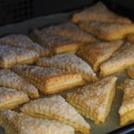 ciasteczka Serowe trójkąty z ciasta francuskiego. Tak szybkie, że robię w przerwie na reklamy