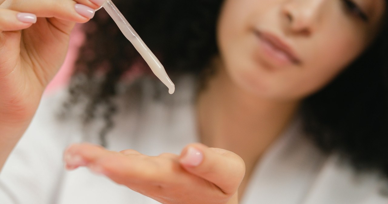 Serum ze śluzem ślimaka wygładzi zmarszczki i nawilży cerę /SHVETS production /pexels.com