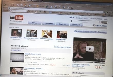 Serwisy pokroju YouTube mogą być niebezpieczne /AFP