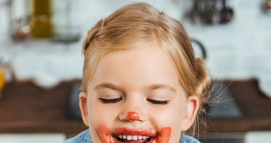 Serwując domowe lody mamy pewność, że nie karmimy dziecka chemicznymi dodatkami /123RF/PICSEL