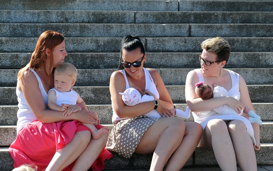 Sesja mam karmiących naturalnie w Szczecinie / Marcin Bielecki   /PAP