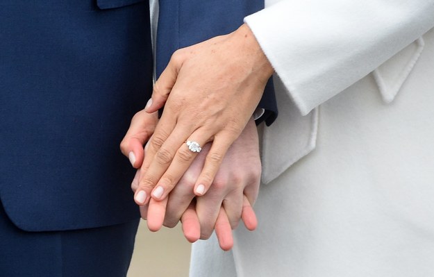 Sesja zdjęciowa księcia Harry'ego i Meghan Markle, podczas której Amerykanka prezentowała dumnie pierścionek zaręczynowy /FACUNDO ARRIZABALAGA /PAP/EPA