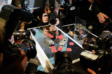 Sesja zdjęciowa modeli Astona Martina (DBS i DB5), które pojawiły się w "Casino Royale" /AFP