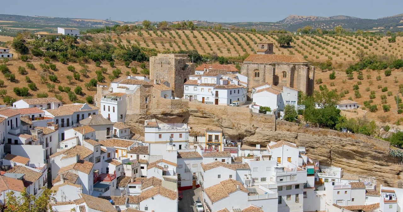 Setenil de las Bodegas — miasto, które zostało wykute w skale. /123RF/PICSEL