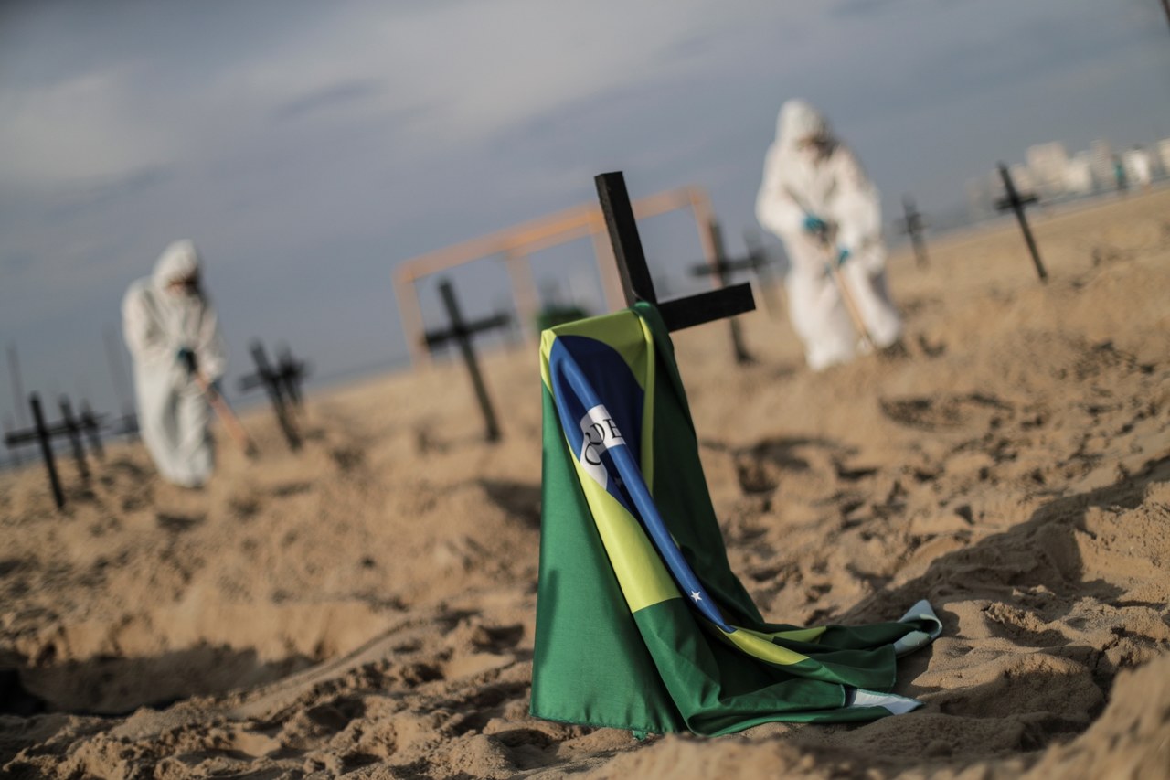 Setka krzyży na słynnej plaży Copacobana. To symboliczne groby ofiar koronawirusa w Brazylii