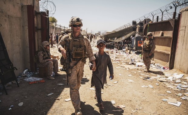 Setki dzieci oddzielone od swoich rodzin podczas ewakuacji w Kabulu. UNICEF apeluje o pomoc