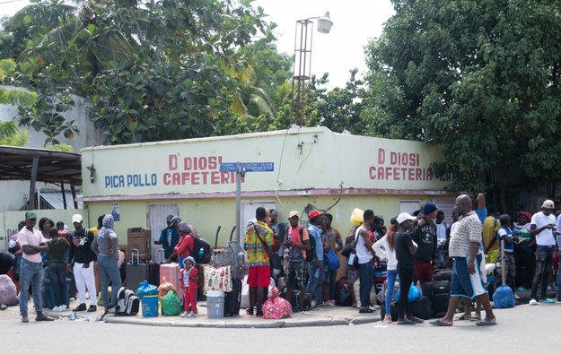 Setki Haitańczyków opuszczają Dominikanę /EDDY VITTINI /PAP/EPA